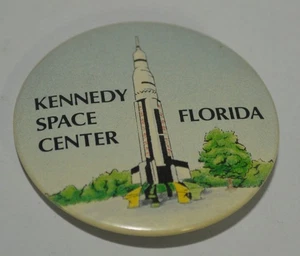 Prendedor de recuerdo de viaje vintage Kennedy Space Center Florida 1,75" - Imagen 1 de 2
