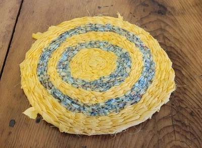 Almohadilla de vela redonda amarilla y gris hecha a mano 9 3/4" decoración Country PRIM Foto 1 de 3