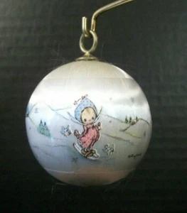 Adorno Hallmark Betsey Clark sobre esquís 1976 2" bola satinada pájaros recuerdo - Imagen 1 de 8
