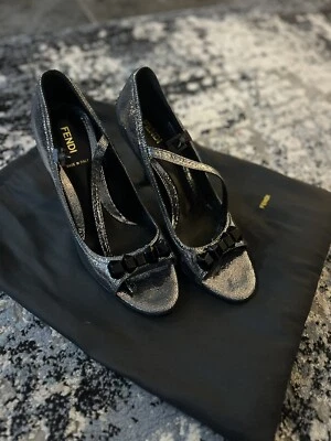 Zapatos de salón Fendi para mujer gris con textura brillante plataforma tacones de aguja talla 38 pequeños Foto 1 de 4