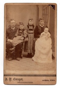 CIRCA 1880s CABINET CARD J.P. CREAGER FAMILY IDENTICAL SISTERS LOGAN IOWA