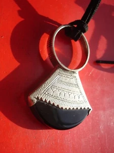 Anello pendente Niger Tuareg doppia faccia NERO agata arrotondata con cravatta L50 mm - Foto 1 di 12