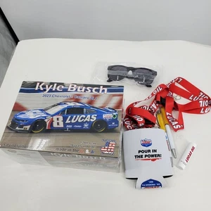 Lucas Oil Kyle Busch Nascar #8 2023 Camaro Model Car Kit Occhiali Cordino Bundle - Foto 1 di 7