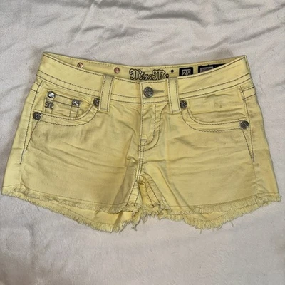 Pantalones cortos Miss Me para mujer amarillos de mezclilla tiro bajo súper lindos Foto 1 de 4
