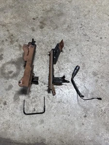 Jeep Cherokee XJ 95-01 OEM Driver Front Seat Bracket Base Slider OEM (BLK00) - Bild 1 von 18