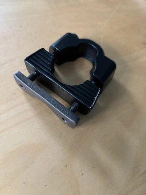 Braçadeira superior coluna de direção Triumph GT6 611368 155086 completa com parafusos originais - Imagem 1 de 3