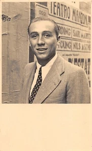 62) FOTOGRAFIA FOTO SIGNORE CON DIETRO POSTER TEATRO MANZONI - Bild 1 von 2