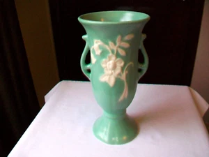 JARRÓN CAMAFEO DE CERÁMICA WELLER VINTAGE ASAS DECORATIVAS VERDE MENTA 8 1/2" - Imagen 1 de 12