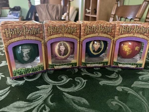 4 ornamenti da appendere vintage Harry Potter di Enesco Serpeverde Ermionia Ron Grifondoro - Foto 1 di 11