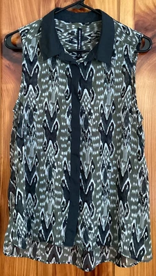 *W118 Por Walter Baker Blusa Transparente Sin Mangas Abstracta Abotonada Verde Oliva Med Foto 1 de 4