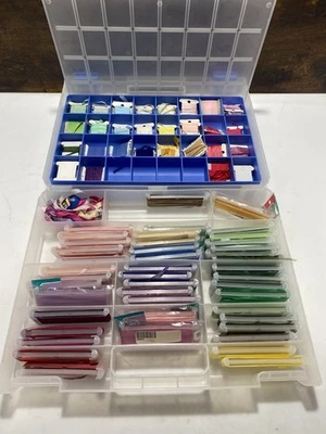 Gran Lote de Cintas de Seda Pura Bucilla/YLI Colores Mezclados Bordadas con Estuche Foto 1 de 4