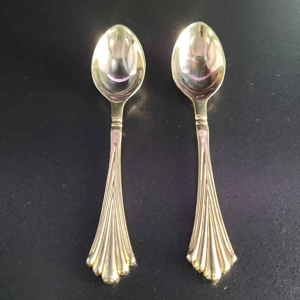 Two WM Rogers Et Son Gold Stainless Scalloped Ribbed Pattern Teaspoons 6" L — 第 1/4 张图片