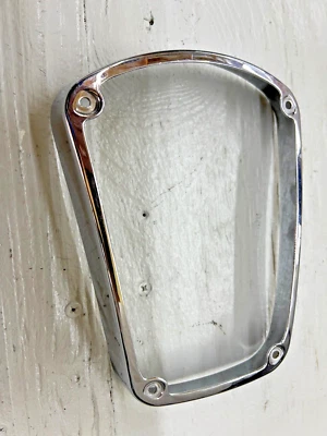 Ободок заднего фонаря Victory V92C хромированная отделка 2001-03 - Изображение 1 из 4