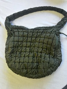 Urban Fit Damen grün bauschig gesteppt Carry-All Hobo Crossbody Hippie Tasche Handtasche - Bild 1 von 8