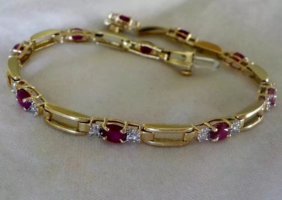 Brazalete de tenis de diamantes y rubíes simulados de corte ovalado de 8 quilates enchapado en oro amarillo de 14 k Foto 1 de 4