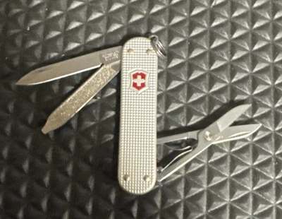 Victorinox 瑞士军刀经典 SD Alox 银色金属宝马摩托车 58 毫米 — 第 1/3 张图片