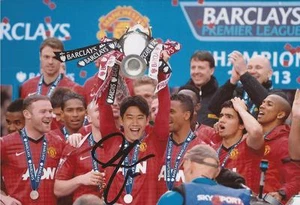 MAN UNITED: SHINJI KAGAWA SIGNED 6x4 PREMIER LEAGUE TROPHY PHOTO+COA - Bild 1 von 1