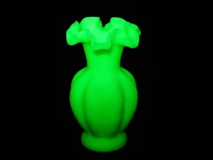 Jarrón Fenton verde vidrio satinado 5,75" borde con volantes melón BRILLA - Imagen 1 de 7
