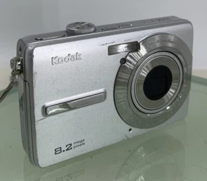 Kodak COMPACT DIGITAL CAMERA EasyShare M863 8.2MP SILVER NO CHARGER Tested - 519 - Picture 1 of 9