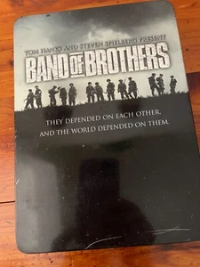 Band of Brothers Tom Hanks Steven Spielberg 6 CD Set DVD Serie Metallpaket - Bild 1 von 4