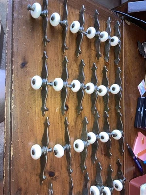 Lote vintage de 33 puxadores de armário de porcelana bronze branco - Imagem 1 de 2