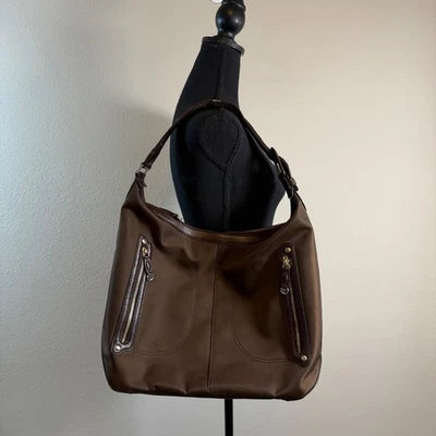 Bolso de hombro hobo marrón grande con adornos de cuero de nailon TUMI Foto 1 de 4