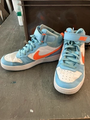 Zapatillas Nike Big Kids Borough High Talla 6.5Y Blanco Azul Claro y Naranja Foto 1 de 4