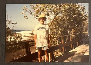 TROVATA FOTO D'EPOCA FOTO ANNI 80 uomo che indossa una maglietta di cavallo 1986 - Foto 1 di 4