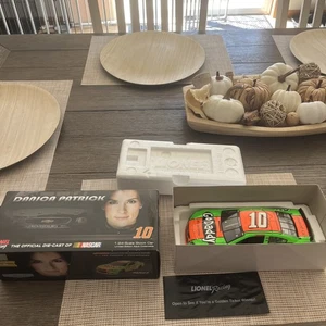 2014 Danica Patrick 10 GoDaddy 1/24 Lionel Nascar Diecast 1/4010 - Bild 1 von 10