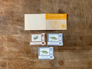 GIBRALTAR 1977-80 MNH BOOKLET 10 PENCE YELLOW 4P FISH x 2 2P BUTTERFLY - Picture 1 of 1