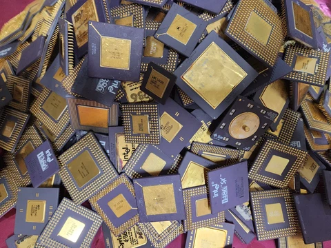 1 LB Mixed Lot All Gold Intel AMD NEC IDT Cyrix VLSI Motorola CPU Scrap/Recovery Cover
