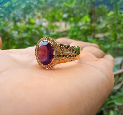 Anillo de alfil cruzado simulado amatista corte ovalado de 4 quilates enchapado en oro amarillo de 14 quilates para hombre Foto 1 de 4