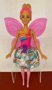 Mattel 2018 ☆ BARBIE ☆ Dreamtopia - Rainbow Cove Flying Wings Fairy Doll - Picture 1 of 3