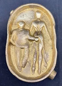 POSACENERE BRONZO VINTAGE INCISIONE COPPIA PICARESCA SU ENTRAMBI I LATI 5" (L) v/buono - Foto 1 di 4