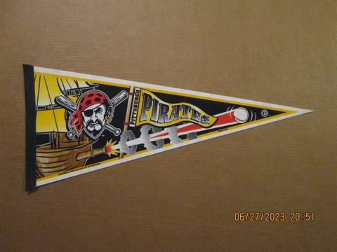 MLB Pittsburgh Pirates Vintage 1997 Tag Express Team Logo Baseball Pennant Cover