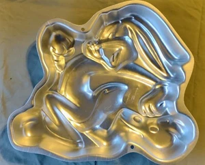 Wilton 1996 Bugs Bunny Cake Pan Mold 2105-3200 Warner Bros Looney Tunes - Picture 1 of 3
