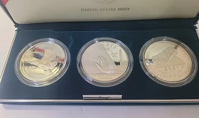 1994-P US MINT VETERANS COMMEMORATIVE SILVER DOLLAR 3-COIN PROOF SET W/OGP & COA - Image 1 of 4