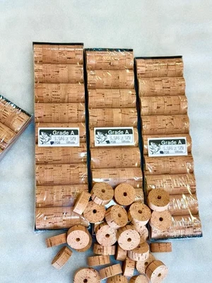 Anillos de Corcho, 100 Grado A Natural, Agujero de 1 1/4" x 1/2” x 1/4" Foto 1 de 3