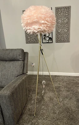 LÁMPARA DE PIE RACHEL ZOE Grande ROSA Pluma Esponjosa Tono Dorado Trípode Soporte GEORGOUS Foto 1 de 4