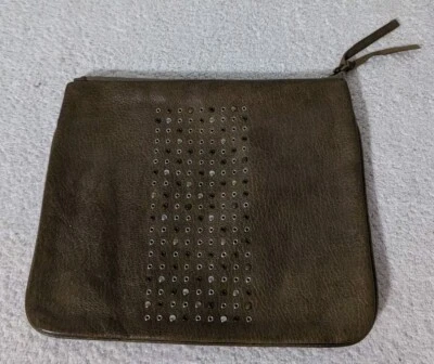 Cynthia Vincent Bolsa Cuero Tachonado Cremallera Marrón 8.5"x7" Foto 1 de 4