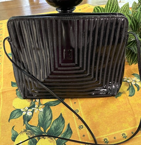 Autentica tracolla vintage Fendi in pelle verniciata nera ottime condizioni