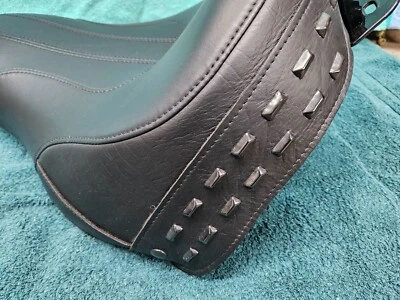  Harley Davidson M8 OEM Heritage Softail Classic asientos negros con tachuelas 2018-2024 Foto 1 de 4