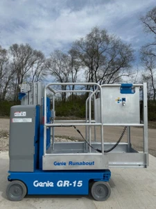 2016 GENIE GR-15 COMPACT RUNABOUT PERSONNEL MANLIFT VERTICAL MAST GENIE LIFT - Picture 1 of 12