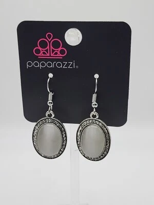 Красивый молочно-белый камень в окружении страз набор в серебристом цвете 1,5... - Изображение 1 из 4