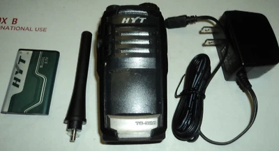 Radio portátil bidireccional HYT TC-320 16 CANALES UHF 400-420 MHz clip para cinturón y cargador TC-320U Foto 1 de 4