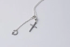 Cadena Unisex De Acero Inoxidable Plateada Con Cruz Religiosa Y Letra G Colgante - Picture 1 of 6