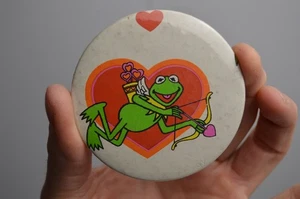 Vintage Kermit der Frosch Valentinstag Amor Bogen & Herz Pfeil Pinback Button 3" - Bild 1 von 3