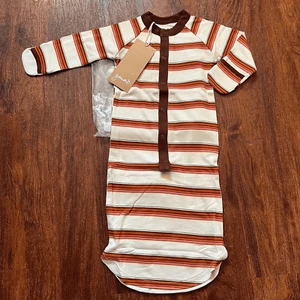 Neu mit Etikett Goumi Kinder Trail Mix Kleid Größe 3-6 Monate Streifen Druckknopf Bambus Baby Schlafanzug - Bild 1 von 3