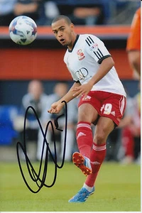 SWINDON TOWN HAND SIGNED LOUIS THOMPSON 6X4 PHOTO 3. - Picture 1 of 1