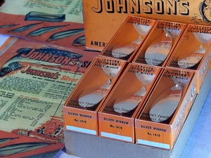 Scatola rivenditore 6 esche vintage #1410 senza erba Johnson's Silver Minnow Spoon 4,5" - NOS - Foto 1 di 10